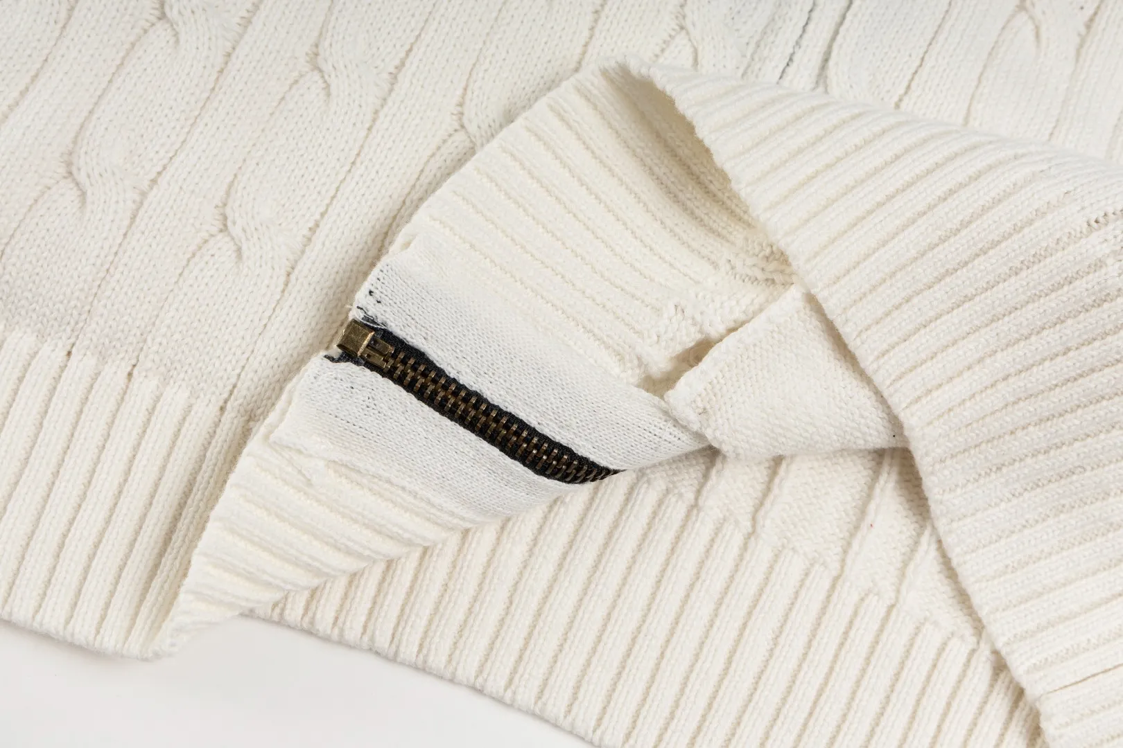 P260 #R98 RALPH LAUREN Ralph Lauren nine-color classic small label embroidery logo full zipper knitted cable cardigan sweater, high-density LOGO embroidery on the chest, original customization of tag accessories. Made of pure cotton yarn, pure cotton is skin-friendly and comfortable, small label war horse embroidered twist zipper cardigan sweater 🐎 high quality, follow the blogger to learn how to wear it! Let’s buy a Ralph Lauren cable sweater. It’s a super hard-to-find series after it became popular. It’s hard to find one on the official website. It’s simple and practical to wear, with a lazy and loose feel. The thickened fabric has more texture, feels soft and delicate, and has a loose fit. Whether worn alone or layered, you can wear different styles of fashion with just one piece!   Size：XS S M L